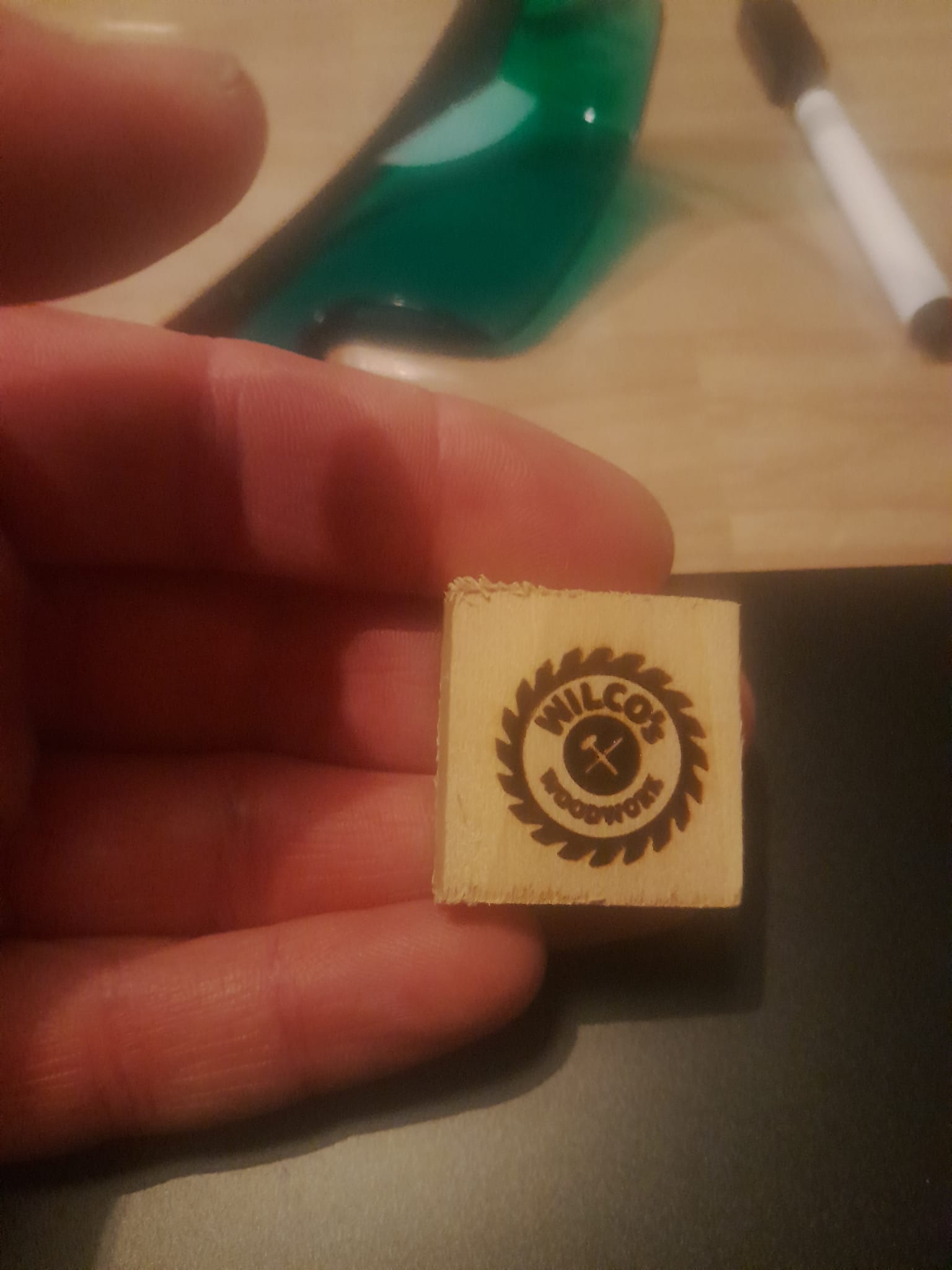 Houten blokje met gegraveerd Wilco's Woodwork logo